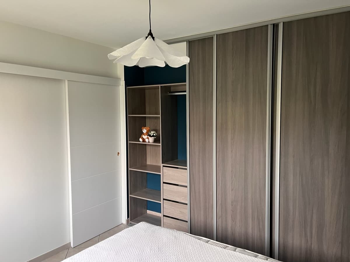 Chambre avec dressing coulissant en chêne — rangements sur mesure