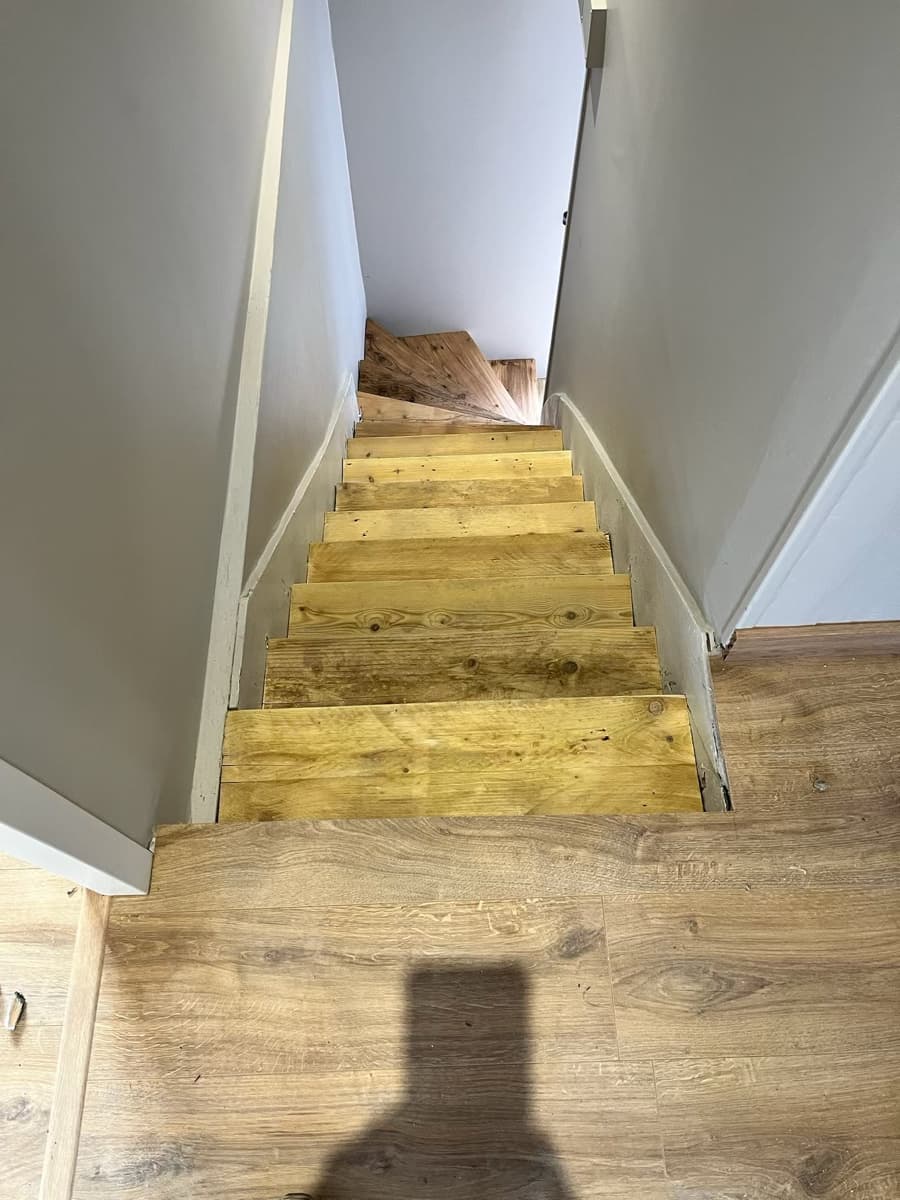 Escalier en bois de chêne neuf — marches massives, parquet assorti