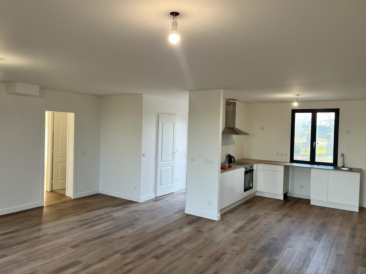 Maison rénovée en Côte-d'Or — cuisine blanche ouverte, parquet, fenêtres noires