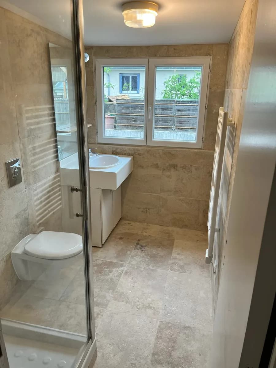 Suite parentale rénovée à Beaune — travertin, baignoire moderne, paroi vitrée