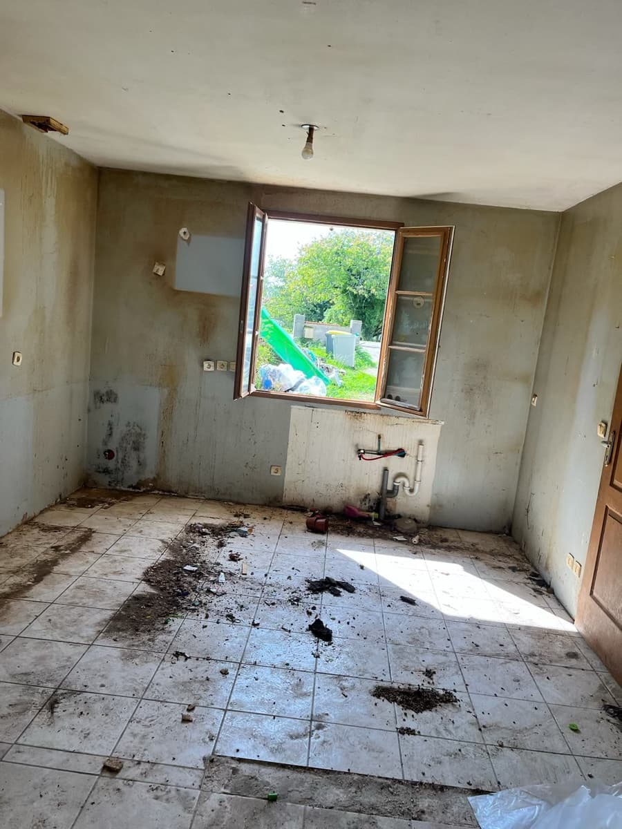 Salle de bain vétuste avant rénovation à Beaune — murs abîmés, carrelage cassé