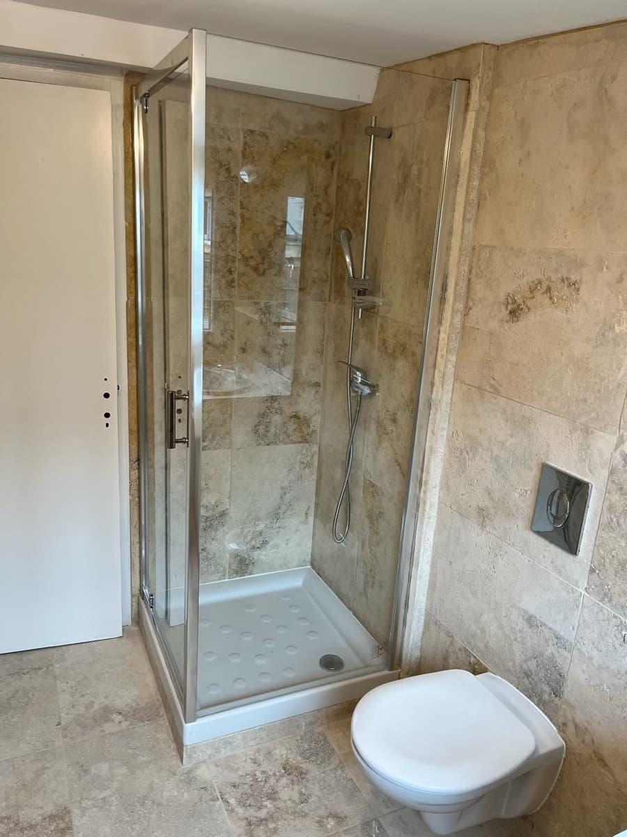 Douche italienne en pierre naturelle — paroi vitrée, carrelage travertin